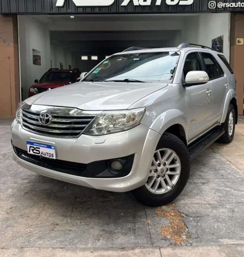 Toyota Hilux SW4 2.7 Srv Cuero Vvti 4x2 4at 7 Asientos